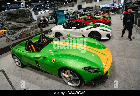 Vancouver, Kanada. März 2025. Besucher besuchen die Vancouver Auto Show 2025 im Vancouver Convention Centre in Vancouver, British Columbia, Kanada, 19. März 2025. Mit einer Vielzahl von Fahrzeugen, von Luxus-Supersportwagen bis hin zu umweltfreundlichen Elektro- und Hybridmodellen, startete hier am Mittwoch die jährliche 5-tägige Autoshow. Quelle: Liang Sen/Xinhua/Alamy Live News Stockfoto