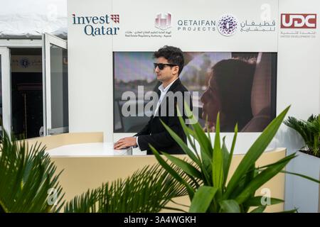 Cannes, Frankreich. März 2025. Die Vorderseite des Invest Qatar-Stands wurde während des MIPIM (Marché International des Professionnels de l'Immobilier) gesehen. Das MIPIM (Marché International des Professionnels de l'Immobilier) bringt Fachleute der Branche (Bauunternehmer, Architekten, Immobilienmakler) im Palais des Festivals zusammen. Quelle: SOPA Images Limited/Alamy Live News Stockfoto