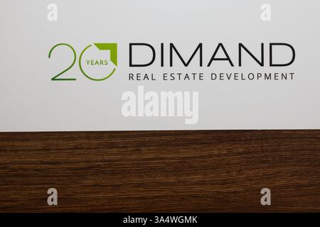 Cannes, Frankreich. März 2025. In dieser Abbildung sind das Logo und das Zeichen der Firma Dimand während der MIPIM zu sehen. (Marché International des Professionnels de l'Immobilier) das MIPIM (Marché International des Professionnels de l'Immobilier) bringt Fachleute der Branche (Bauunternehmer, Architekten, Immobilienmakler) im Palais des Festivals zusammen. Quelle: SOPA Images Limited/Alamy Live News Stockfoto