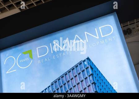 Cannes, Frankreich. März 2025. In dieser Abbildung sind das Logo und das Zeichen der Firma Dimand während des MIPIM (Marché International des Professionnels de l'Immobilier) zu sehen. Das MIPIM (Marché International des Professionnels de l'Immobilier) bringt Fachleute der Branche (Bauunternehmer, Architekten, Immobilienmakler) im Palais des Festivals zusammen. Quelle: SOPA Images Limited/Alamy Live News Stockfoto
