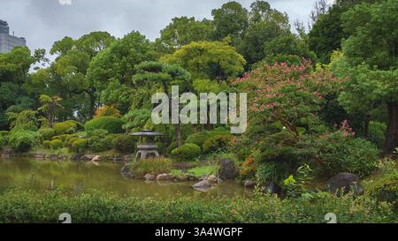 Osaka, Japan - 22. September 2024, Panoramablick auf den Enten- und Reihteich, umgeben von Bäumen im Park in der Nähe der Burg Osaka, Osaka, Japan Stockfoto