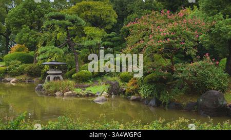 Osaka, Japan - 22. September 2024, Panoramablick auf den Enten- und Reihteich, umgeben von Bäumen im Park in der Nähe der Burg Osaka, Osaka, Japan Stockfoto