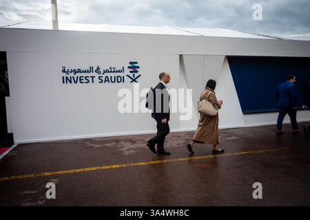 Cannes, Frankreich. März 2025. Ein Geschäftsmann und eine Geschäftsfrau passieren vor dem Stand Saudi-Arabiens beim MIPIM (Marché International des Professionnels de l'Immobilier). Das MIPIM (Marché International des Professionnels de l'Immobilier) bringt Fachleute der Branche (Bauunternehmer, Architekten, Immobilienmakler) im Palais des Festivals zusammen. (Foto: Laurent Coust/SOPA Images/SIPA USA) Credit: SIPA USA/Alamy Live News Stockfoto