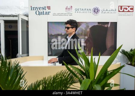 Cannes, Frankreich. März 2025. Die Vorderseite des Invest Qatar-Stands wurde während des MIPIM (Marché International des Professionnels de l'Immobilier) gesehen. Das MIPIM (Marché International des Professionnels de l'Immobilier) bringt Fachleute der Branche (Bauunternehmer, Architekten, Immobilienmakler) im Palais des Festivals zusammen. (Credit Image: © Laurent Coust/SOPA Images via ZUMA Press Wire) NUR REDAKTIONELLE VERWENDUNG! Nicht für kommerzielle ZWECKE! Stockfoto