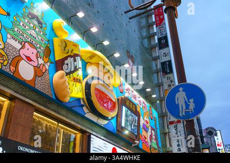 Osaka, Japan - 22. September 2024, Panoramablick auf das asiatische Restaurant-Schild im Dotonbori-Viertel, nachts, mit Beleuchtung, ohne Menschen, Osaka, Jap Stockfoto