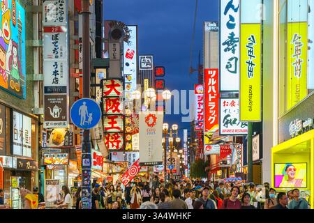Osaka, Japan - 22. September 2024, Panoramablick auf die Dotonbori Straße mit verschiedenen Cafés, Restaurants, hellen Schildern und Anzeigen, Beleuchtung, vieles mehr Stockfoto