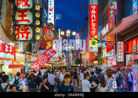 Osaka, Japan - 22. September 2024, Panoramablick auf die Dotonbori Straße mit verschiedenen Cafés, Restaurants, hellen Schildern und Anzeigen, Beleuchtung, vieles mehr Stockfoto