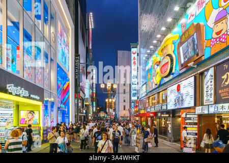 Osaka, Japan - 22. September 2024, Panoramablick auf die Dotonbori Straße mit verschiedenen Cafés, Restaurants, hellen Schildern und Anzeigen, Beleuchtung, vieles mehr Stockfoto