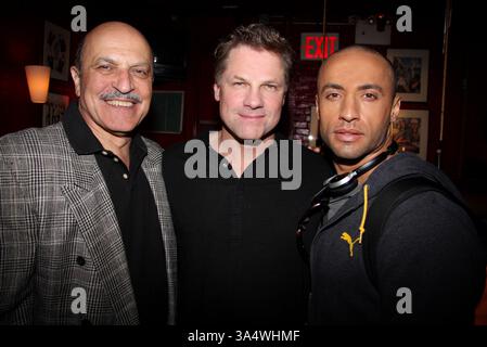 New York, USA. März 2025. „One Life to Live“ und „Guiding Light“-Star Mark Dobies verstarb am 11. März 2025. Seine Todesursache wurde nicht bekannt gegeben. -------------------------------------------------------------------------------- Thom Christopher, Mark Dobies und Kamar de Los Reyes nehmen an der POZ „Love Out Loud“ Teil – Einer Spendenaktion für AIDS Walk New York. Mai 2008 © Steven Bergman Credit: AFF/Alamy Live News Stockfoto