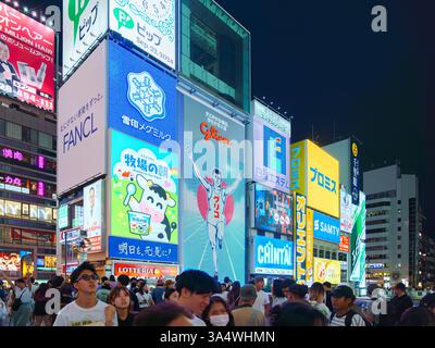 Osaka, Japan - 22. September 2024, Panoramablick auf die Dotonbori Straße mit verschiedenen Cafés, Restaurants, hellen Schildern und Anzeigen, Beleuchtung, vieles mehr Stockfoto