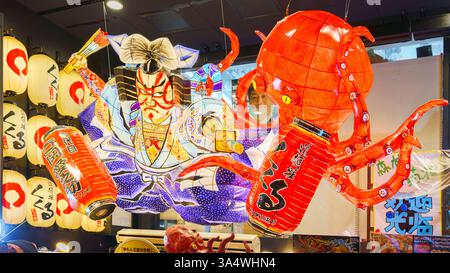 Osaka, Japan - 22. September 2024, Panoramablick auf das asiatische Restaurantschild mit Papierskulptur des Oktopus, im Bezirk Dotonbori, nachts, mit Illu Stockfoto