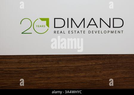Cannes, Frankreich. März 2025. In dieser Abbildung sind das Logo und das Zeichen der Firma Dimand während der MIPIM zu sehen. (Marché International des Professionnels de l'Immobilier) das MIPIM (Marché International des Professionnels de l'Immobilier) bringt Fachleute der Branche (Bauunternehmer, Architekten, Immobilienmakler) im Palais des Festivals zusammen. (Credit Image: © Laurent Coust/SOPA Images via ZUMA Press Wire) NUR REDAKTIONELLE VERWENDUNG! Nicht für kommerzielle ZWECKE! Stockfoto