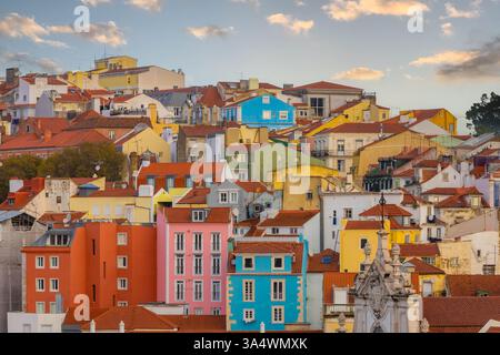 Bunte traditionelle Häuser im historischen Zentrum von Lissabon, Portugal. Stockfoto