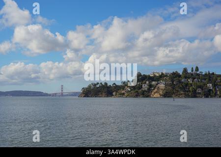 Wunderschöne Aussicht auf die Golden Gate Bridge von Tiburon Stockfoto