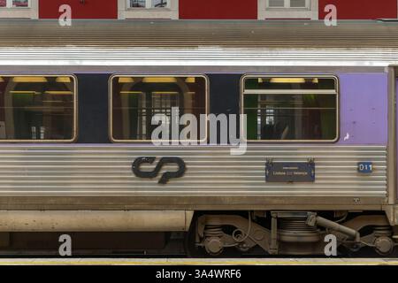 Internationaler Zug in Lissabon mit dem Ziel Valencia. Bahnhof Santa Apolónia Lissabon Stockfoto