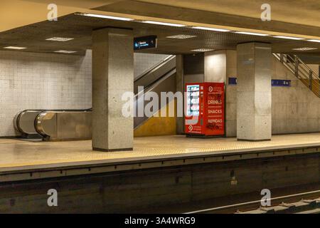 U-Bahn-Station in Lissabon, die blaue Linie. Der Name der U-Bahn-Station ist Restauradores. Mit Rolltreppe und Verkaufsautomat mit Graffiti. Stockfoto