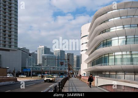Blick auf den Kokusai-dori (International Boulevard) mit dem modernen Pacifico Yokohama Conference Center in Minato Mirai 21 in Yokohama, Japan. Stockfoto