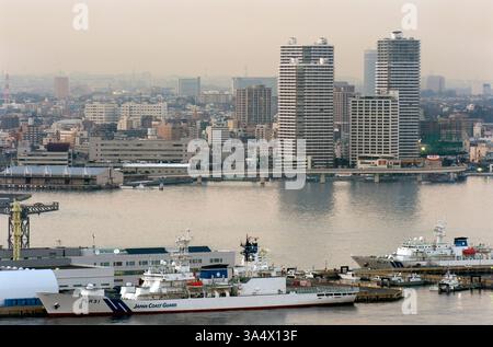 Blick auf die Skyline von Yokohama Bay, Hochhäuser und die Zersiedelung der Stadt entlang des Ufers von Yokohama, Kanagawa, Japan. Stockfoto