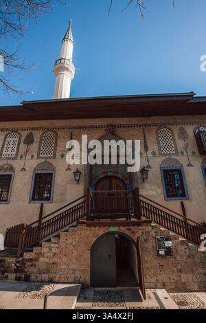Treppen führen zum beeindruckenden Eingang der Šarena Džamija-Moschee - auch bekannt als die gemalte Moschee - im historischen Stadtzentrum von Travnik. Stockfoto
