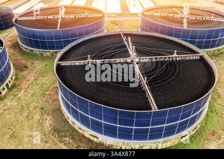 Abwasseraufbereitungsanlage mit kreisförmigen Biofiltertanks zur Wasseraufbereitung. Luftaufnahme eines großen industriellen Abwasserfiltrationssystems mit drehbaren biologischen Kontakten zur Entfernung von Verunreinigungen. Stockfoto