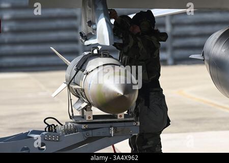 US Air Force Staff Sgt. Anthony Godlewski und Airman 1st Class Joselyne Jacobo, 35th Fighter Generation Squadron Waffen Besatzung laden, Munition laden o Stockfoto
