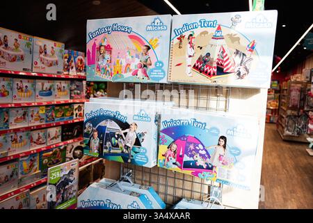Lemberg, Ukraine - 19. März 2025: Verschiedene Spielzelte für Kinder in einem Spielwarenladen Stockfoto