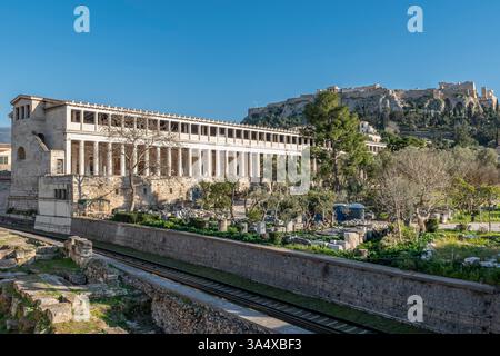 Blick auf die antike Agora von Athen, Griechenland, mit der akropolis im Hintergrund Stockfoto