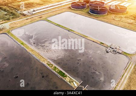 Abwasseraufbereitungsanlage aus der Vogelperspektive mit Sedimentationsteichen und Kreisklärern. Industrieanlage zur Abwasserreinigung und zum Umweltschutz. Stockfoto