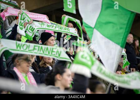 Wolfsburg, Deutschland. März 2025. Wolfsburger Fußballfans waren auf den Tribünen beim Viertelfinale der UEFA Women's Champions League zwischen Wolfsburg und FC Barcelona in der Volkswagen Arena in Wolfsburg zu sehen. Quelle: Gonzales Photo/Alamy Live News Stockfoto