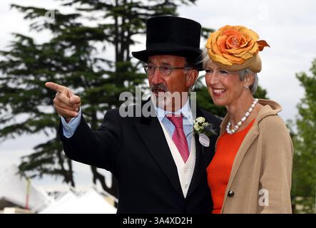 Aktenfoto vom 15-06-2010 von Eddie Jordan (links) und seiner Frau Marie (rechts) im Royal Ascot. Der ehemalige Besitzer des Formel-1-Teams, TV-Experte und Unternehmer Eddie Jordan ist im Alter von 76 Jahren gestorben, wie seine Familie mitteilte. Ausgabedatum: Donnerstag, 20. März 2025. Stockfoto