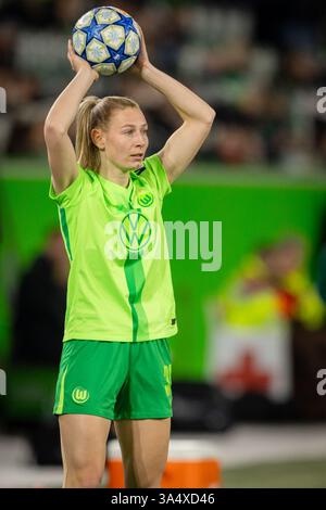 Wolfsburg, Deutschland. März 2025. Sarai Linder (39) aus Wolfsburg wurde im Viertelfinale der UEFA Women's Champions League zwischen Wolfsburg und FC Barcelona in der Volkswagen Arena in Wolfsburg gespielt. Quelle: Gonzales Photo/Alamy Live News Stockfoto