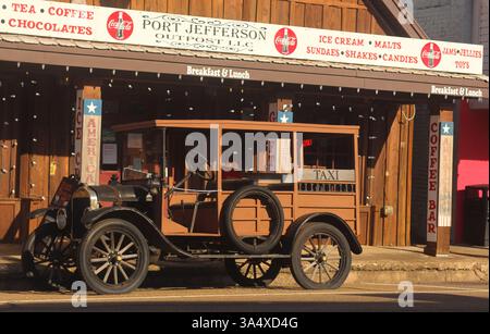Jefferson TX - 8. Januar 2025: Store and Ice Cream Shop in Downtown Jefferson, Texas Stockfoto