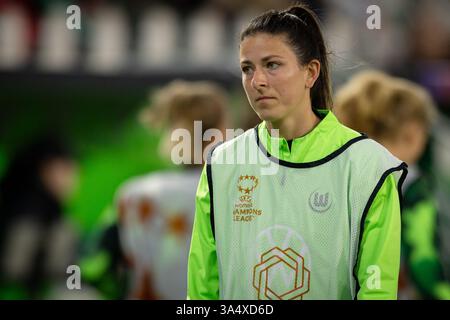 Wolfsburg, Deutschland. März 2025. Chantal Hagel aus Wolfsburg bereitet sich beim Viertelfinale der UEFA Women's Champions League zwischen Wolfsburg und dem FC Barcelona in der Volkswagen Arena in Wolfsburg auf. Quelle: Gonzales Photo/Alamy Live News Stockfoto