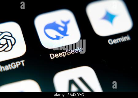 Nahaufnahme eines Smartphone-Bildschirms mit dem Symbol der DeepSeek AI App neben anderen Anwendungen der künstlichen Intelligenz. KI-Technologie und digitales Hilfsmittel Stockfoto
