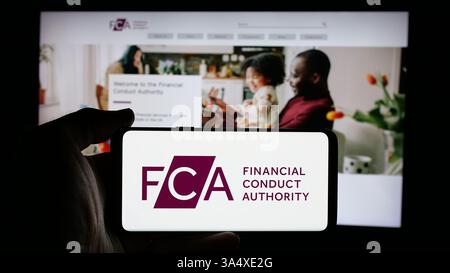 Deutschland. Januar 2025. Auf dieser Abbildung befindet sich ein Mobiltelefon mit dem Logo der britischen Aufsichtsbehörde Financial Conduct Authority (FCA) auf dem Bildschirm vor der Webseite. (Foto von Timon Schneider/SOPA Images/SIPA USA) *** ausschließlich für redaktionelle Nachrichten *** Credit: SIPA USA/Alamy Live News Stockfoto