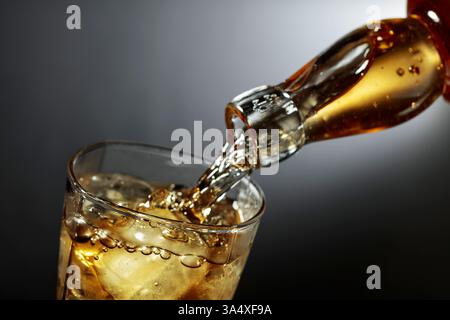 Whiskey wird in Glas mit Eis gegossen. Kopierbereich. Stockfoto