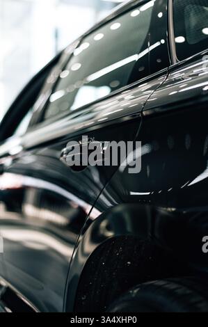 Seitentür eines schwarzen Autos. Hochwertige Fotos Stockfoto