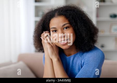 Nahaufnahme Porträt Der Schönen Jungen Schwarzen Frau, Die Im Innenraum Posiert Stockfoto