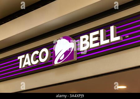 Taco Bell Logo-Schild im Restaurant. Taco Bell ist eine amerikanische Fast-Food-Kette. Stockfoto