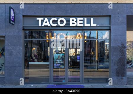 Taco Bell Logo-Schild im Restaurant. Taco Bell ist eine amerikanische Fast-Food-Kette. Stockfoto