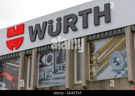 Wurth-Logo-Schild im Laden. Die Würth-Gruppe ist Marktführer bei Montage- und Befestigungsmaterialien. Stockfoto