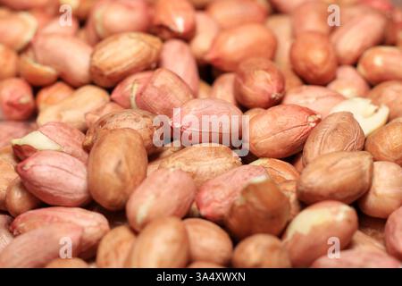 Ein Hintergrund aus frischen, rohen Erdnüssen. Stockfoto