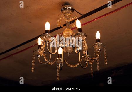 Retro-Kronleuchter im Wohnzimmer Stockfoto