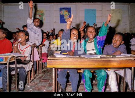 Äthiopien, Addis Abeba; Kinder in der Grundschule heben die Hände, weil sie die Antwort kennen. Stockfoto