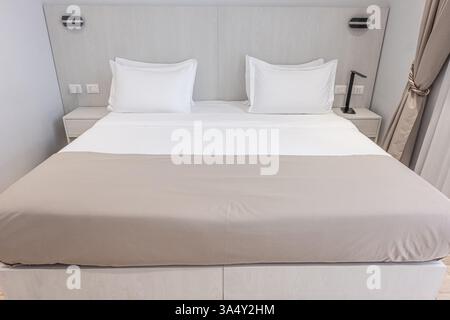 Schlafzimmer Mit Großem Bett. Gemütliches Schlafzimmer. Modernes Apartment im Inneren des Familienhotels mit Holzmöbeln, Doppelbett mit Kingsize-Bett. Doppelbett wi Stockfoto