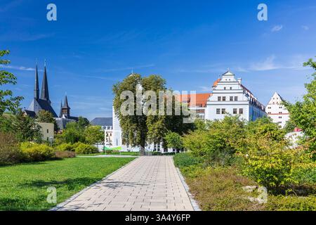 Prächtiges Renaissanceschloss Schloss Osterstein, Außenansicht, daneben die St. Katharinenkirche und St. Johann Nepomuk, Zwickau, Sachsen, Deutschland Stockfoto