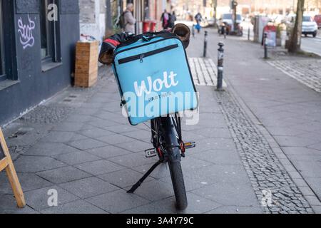 Fahrrad eines Fahrers des Essenslieferdienstes Wolt steht auf einem Berliner Gehweg. / Das Fahrrad eines Fahrers für den Gastronomie-Service Wolt steht auf einem Berliner Bürgersteig. Wolt Lieferdienst *** Fahrrad eines Fahrers für den Lebensmittellieferdienst Wolt steht auf einem Berliner Bürgersteig das Fahrrad eines Fahrers für den Lebensmittellieferdienst Wolt steht auf einem Berliner Bürgersteig Wolt Lieferservice sp2025030627684.jpg Stockfoto