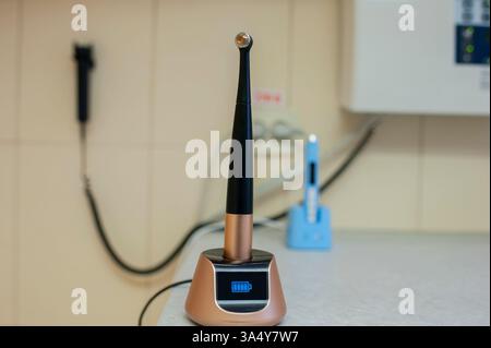 Nahaufnahme einer Photopolymerlampe in einer modernen Zahnarztpraxis. Konzentrieren Sie sich auf die Lampe. Stockfoto