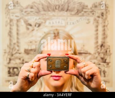 London, Großbritannien. März 2025. Eine Silber- und Eichenbox aus dem Fass, das Admiral Lord Nelsons Leiche nach England nach der Schlacht von Trafalgar transportierte, um 1805, £ 25.000 (mit Poster, Rückseite und Porträt), von Timothy Millett Limited - Cotswold Art Antiques Chelsea, gesponsert von Hallett Independent, läuft vom 20. bis 23. März 2025 in der Chelsea Old Town Hall, King's Road, London. 40 Aussteller bieten seltene und ungewöhnliche Kunstwerke und Antiquitäten zum Verkauf. Guy Bell/Alamy Live News Stockfoto