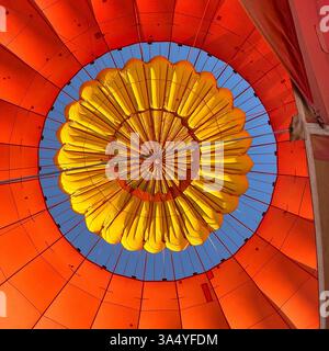 Innenansicht des Heißluftballons nach oben in der Mitte, oben öffnet sich, um vor der Landung warme Luft freizugeben. Fahrt im Heißluftballon über das Outback von Australien. Stockfoto